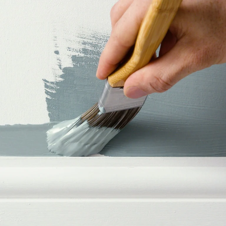 Nymalet hvid væg i en minimalistisk indrettet lejlighed